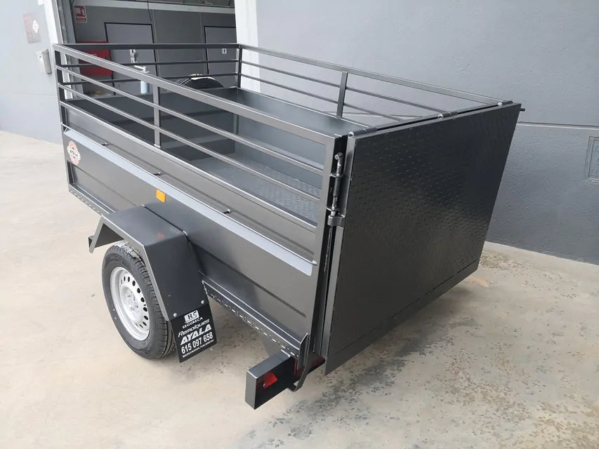 Remolque portamaquinaria industrial basculante 750 kg – con rampa de carga y ruedas exteriores