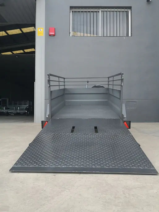 Remolque portamaquinaria industrial basculante 750 kg – con rampa de carga y ruedas exteriores
