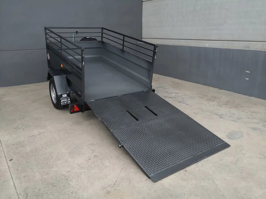 Remolque portamaquinaria industrial basculante 750 kg – con rampa de carga y ruedas exteriores