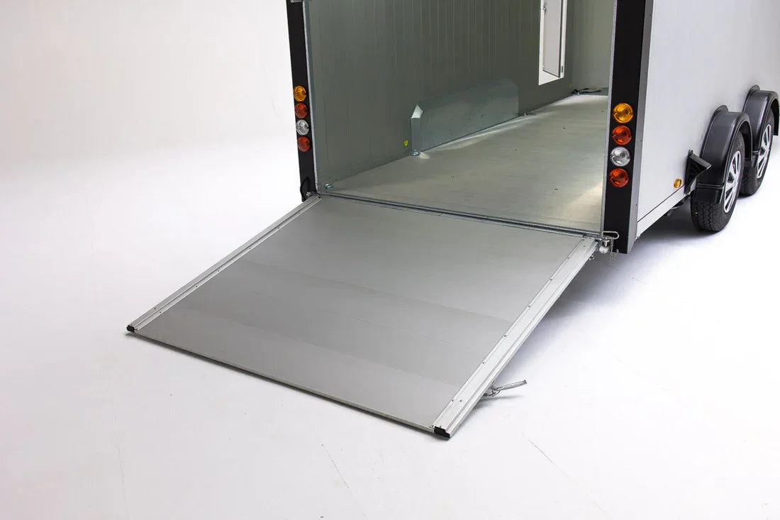 Remolque cerrado de aluminio y fibra 490x177x180cm estado nuevo