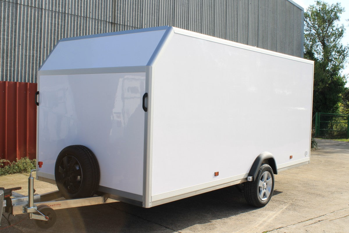 Remolque Fly Pro caja cerrada – panel sándwich y chasis inoxidable AISI-304 (750 kg a 1500 kg)