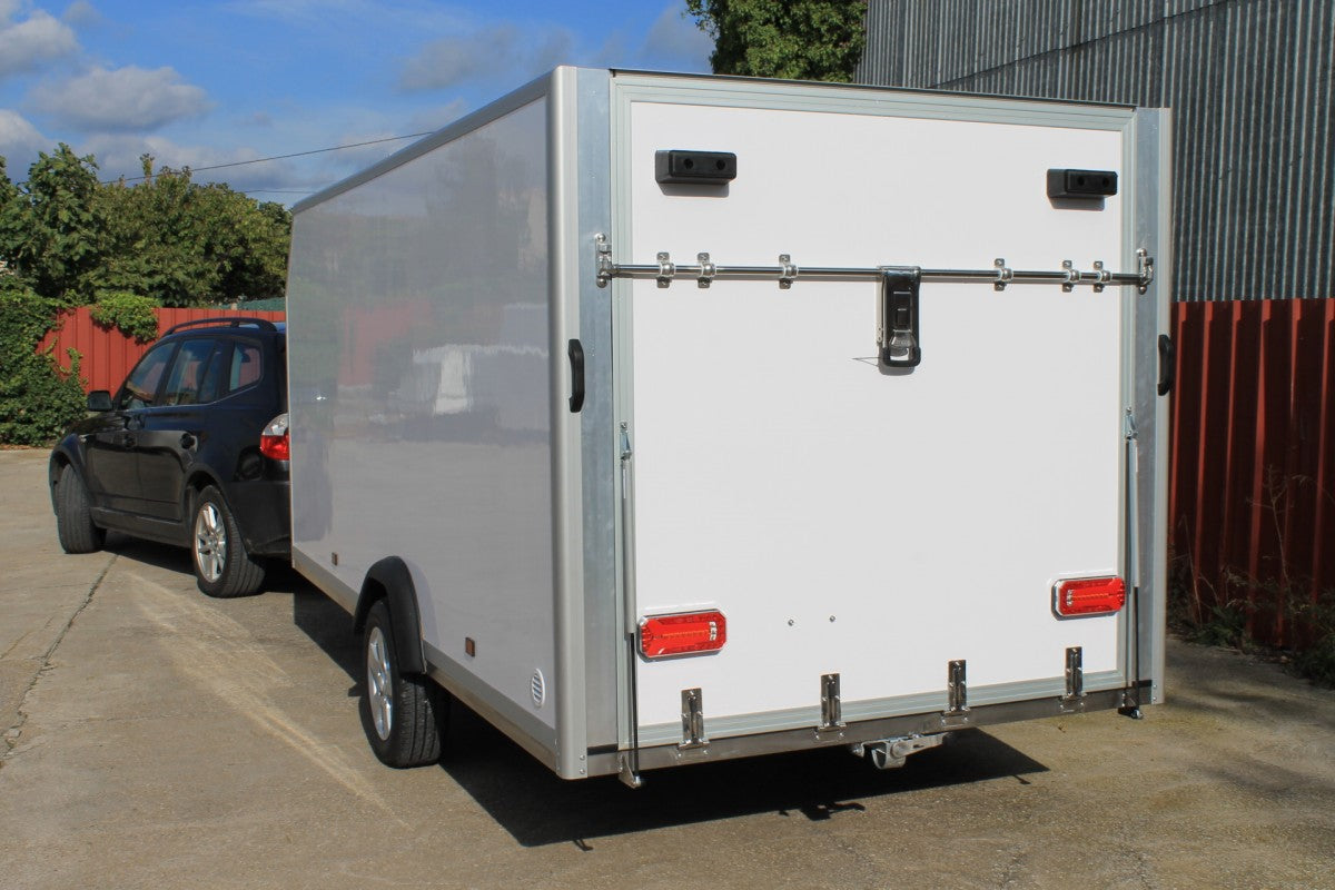 Remolque Fly Pro caja cerrada – panel sándwich y chasis inoxidable AISI-304 (750 kg a 1500 kg)