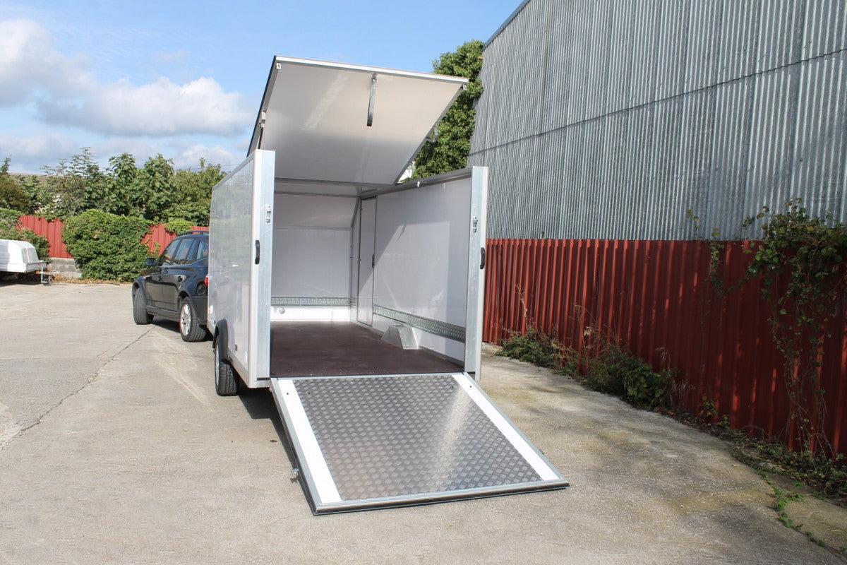 Remolque Fly Pro caja cerrada – panel sándwich y chasis inoxidable AISI-304 (750 kg a 1500 kg)