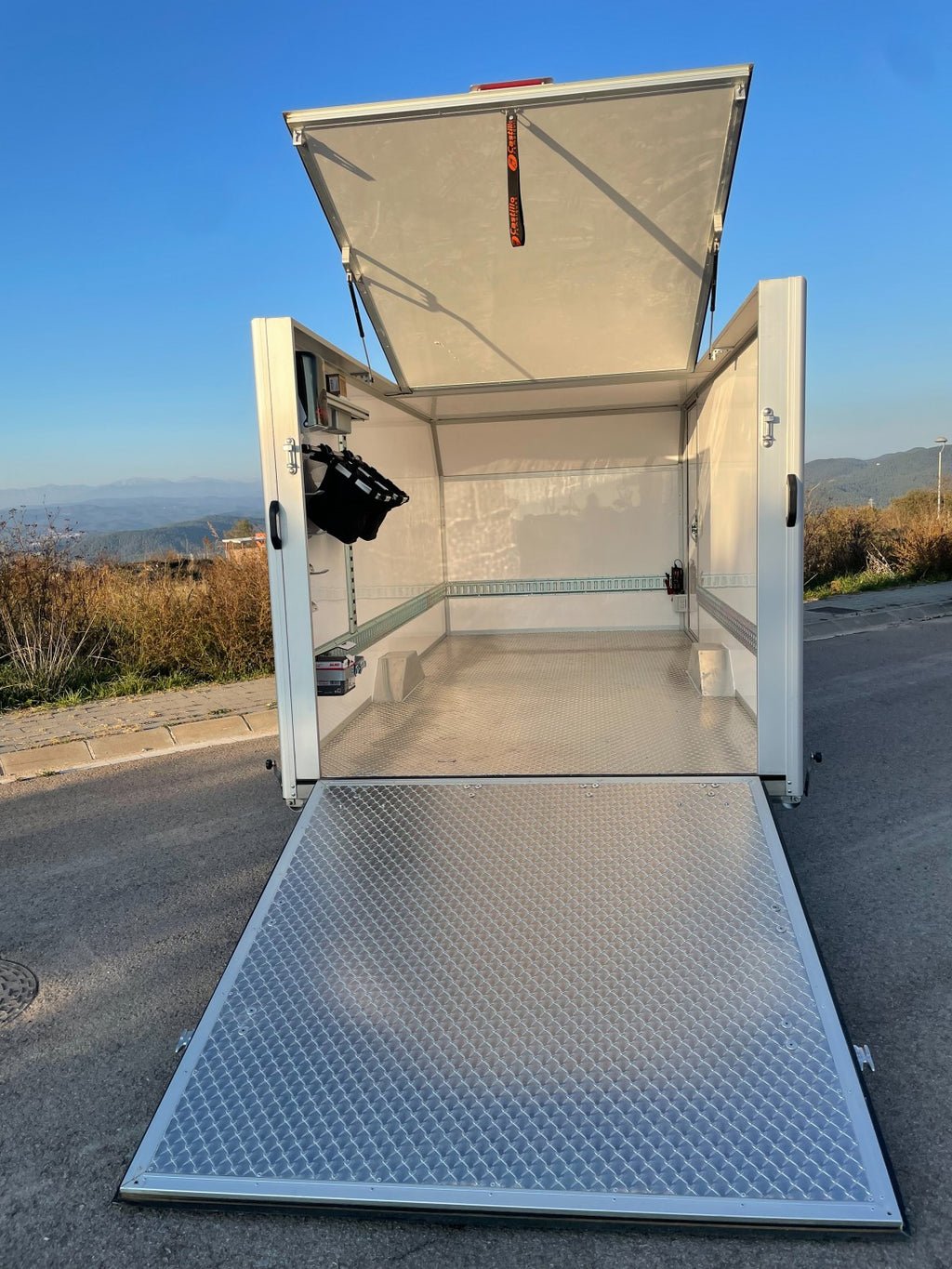 Remolque Fly Pro caja cerrada – panel sándwich y chasis inoxidable AISI-304 (750 kg a 1500 kg)